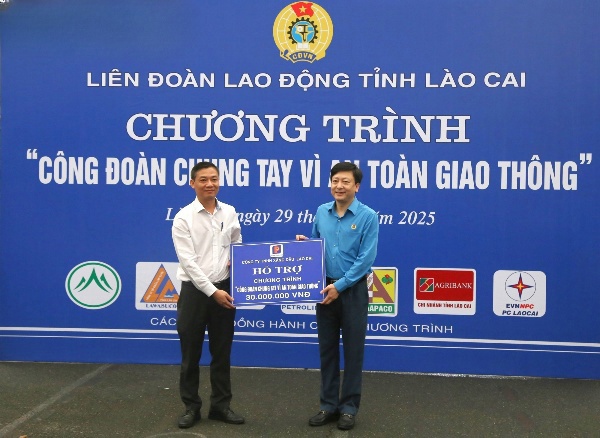 Petrolimex Lào Cai sát cánh cùng Chương trình “Công đoàn chung tay vì an toàn giao thông”.