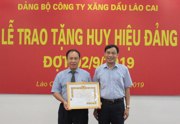 Đồng chí Dương Tuấn Dũng nhận Huy hiệu 30 năm tuổi Đảng