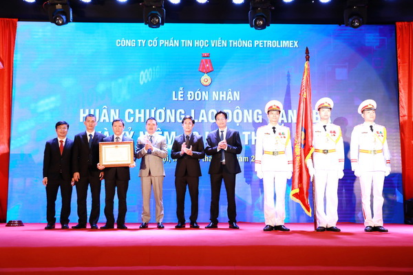 PIACOM vinh dự đón nhận Huân chương lao động hạng Ba
