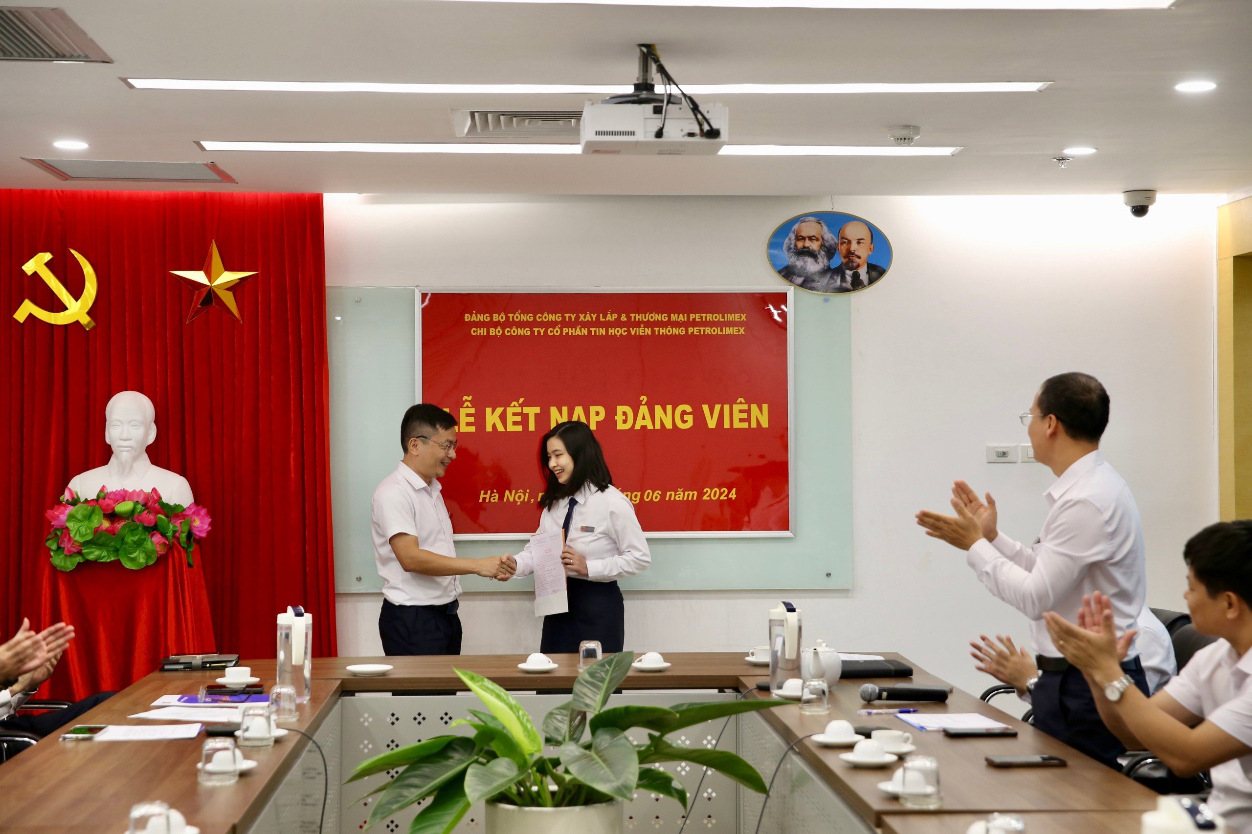 Vinh dự và tự hào được đứng trong hàng ngũ của Đảng