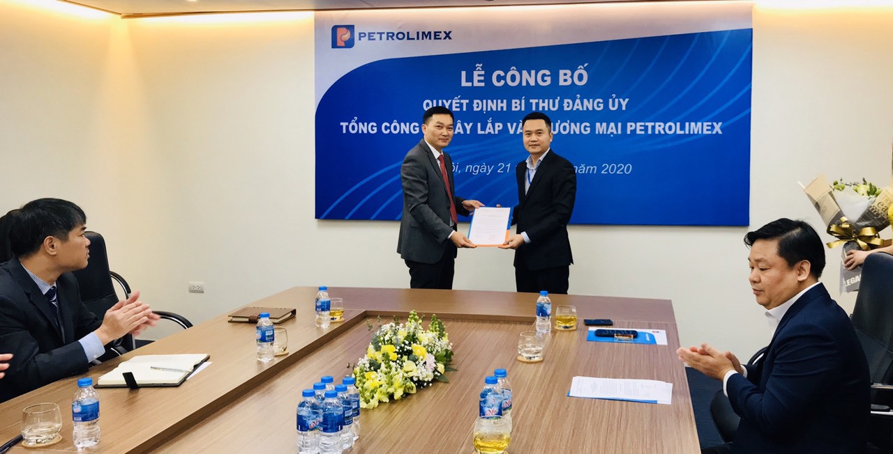 Bí thư Đảng uỷ - Chủ tịch HĐQT Tập đoàn Xăng dầu Việt nam trao quyết định Bí thư Đảng uỷ tới đ/c Phạm Ngọc Huỳnh