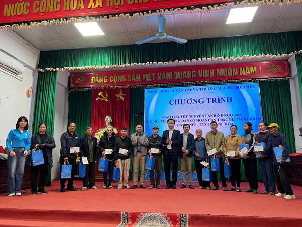 TẶNG QUÀ CHO CÁC GIA ĐÌNH CHÍNH SÁCH, NGƯỜI CÓ CÔNG VÀ CÁC EM HỌC SINH CÓ HOÀN CẢNH ĐẶC BIỆT KHÓ KHĂN DỊP TẾT NGUYÊN ĐÁN BÍNH NGỌ 2026