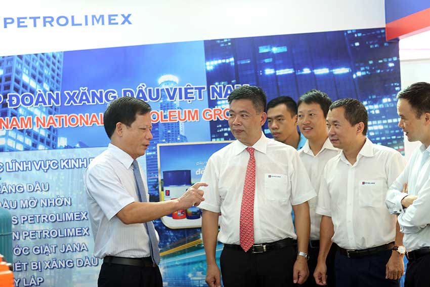 Các sản phẩm nhãn hiệu Petrolimex được trưng bày nổi bật tại Hội chợ triển lãm Tuần nhận diện hàng Việt Nam năm 2015