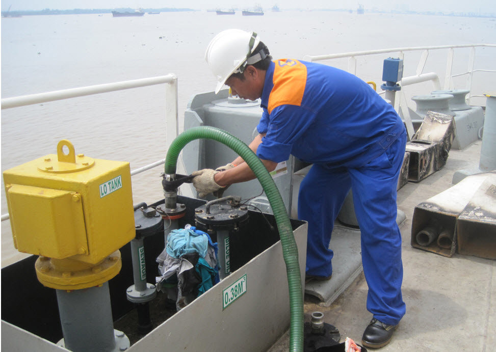 Cấp dầu nhờn hàng hải Total-Lubmarine cho tàu Petrolimex 14