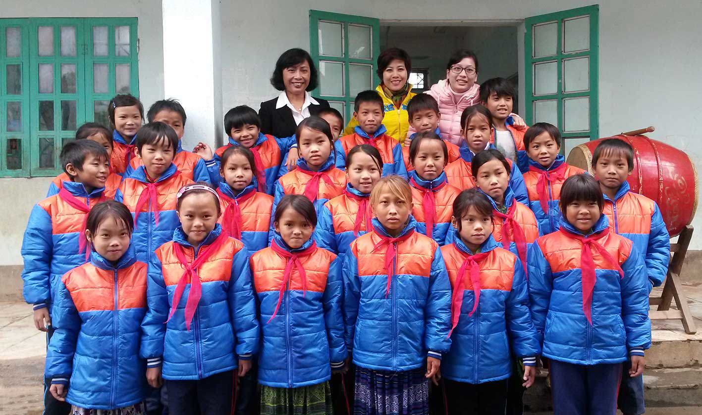 Công đoàn Tổng công ty PLC thực hiện Chương trình “Áo ấm đến Trường” đối với học sinh vùng cao