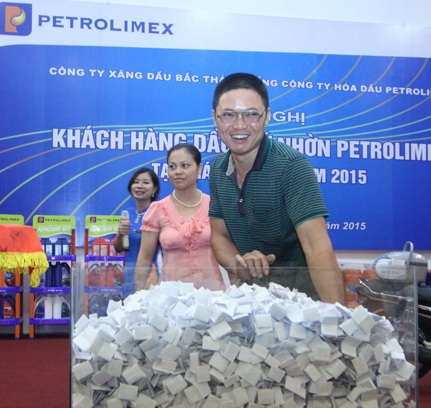 Ông Phạm Tuấn Tùng trúng giải Nhất chương trình “mua dầu lon Petrolimex trúng thưởng lớn”