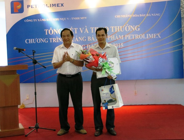 Petrolimex Đà Nẵng trao thưởng khách hàng may mắn của "Chương trình Quảng bá sản phẩm Petrolimex 2015"