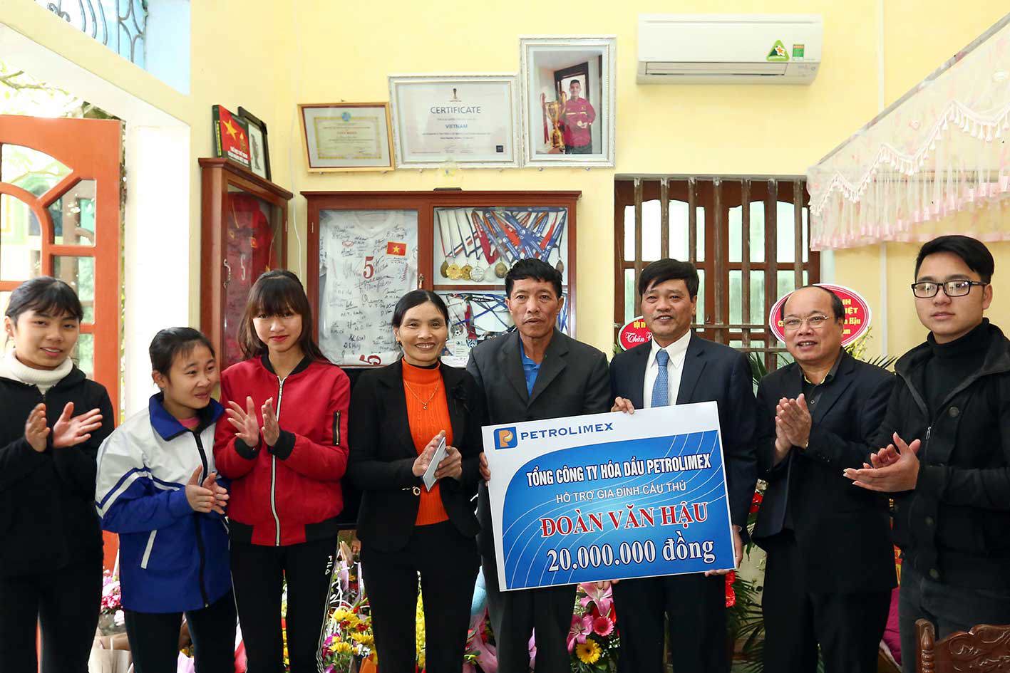 Tổng công ty PLC thăm hỏi, tặng quà gia đình cầu thủ Đoàn Văn Hậu (Đội tuyển U23 Việt Nam)