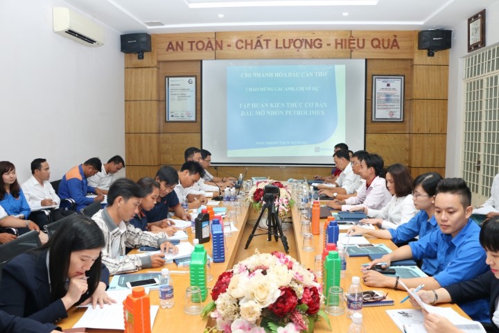 Tập huấn kiến thức kinh doanh dầu mỡ nhờn Petrolimex cho nhân viên bán lẻ tại CHXD