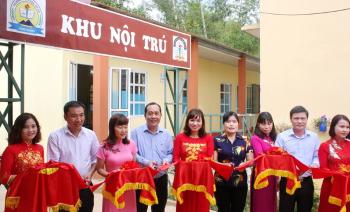 Món quà thiết thực trao tặng Văn Bàn & Simacai nhân ngày khai trường