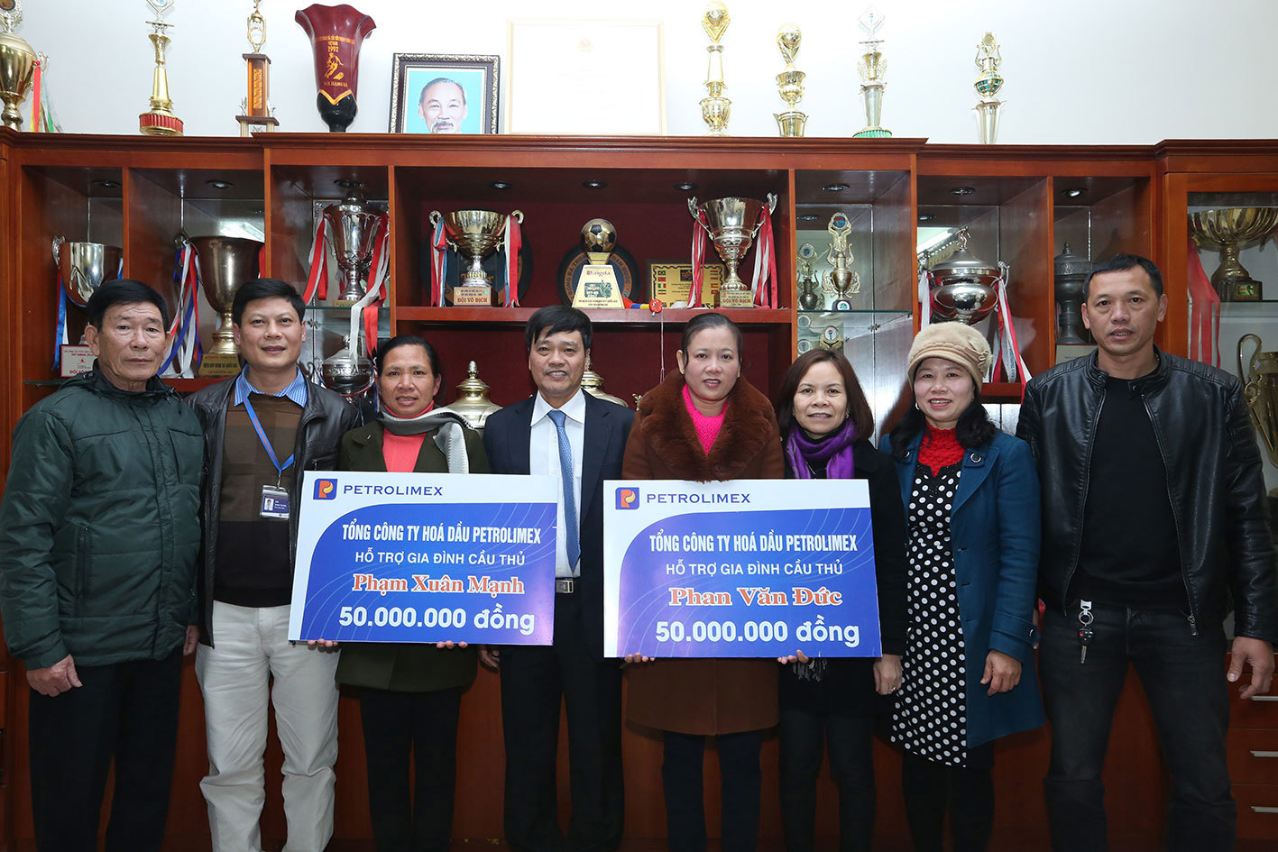 Tổng công ty PLC thăm hỏi, tặng quà và giúp đỡ gia đình cầu thủ Phạm Xuân Mạnh và Phan Văn Đức (Đội tuyển U23 Việt Nam)