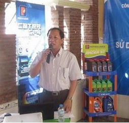 Giám đốc Xăng dầu trực tiếp đưa Dầu nhờn Petrolimex đến với bà con nông dân tỉnh Đồng Tháp