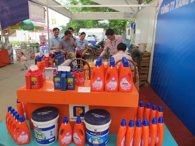 Đưa hàng hóa, dịch vụ Petrolimex đến với CNVLĐ Phú Thọ năm 2014