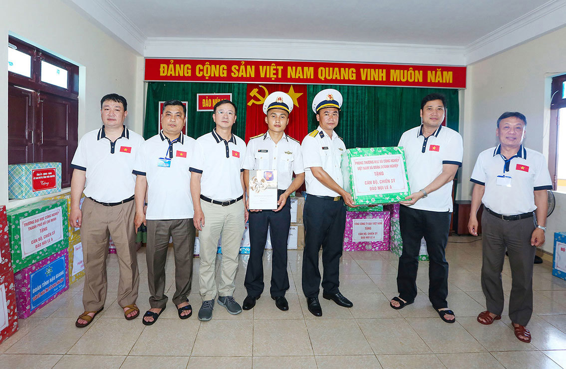 Đoàn công tác Petrolimex có nhiều hoạt động ý nghĩa tại Trường Sa
