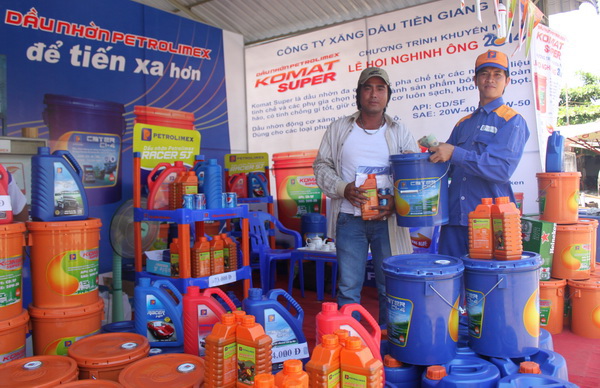 Tưng bừng Lễ hội Nghinh Ông - Khuếch trương dầu mỡ nhờn Petrolimex