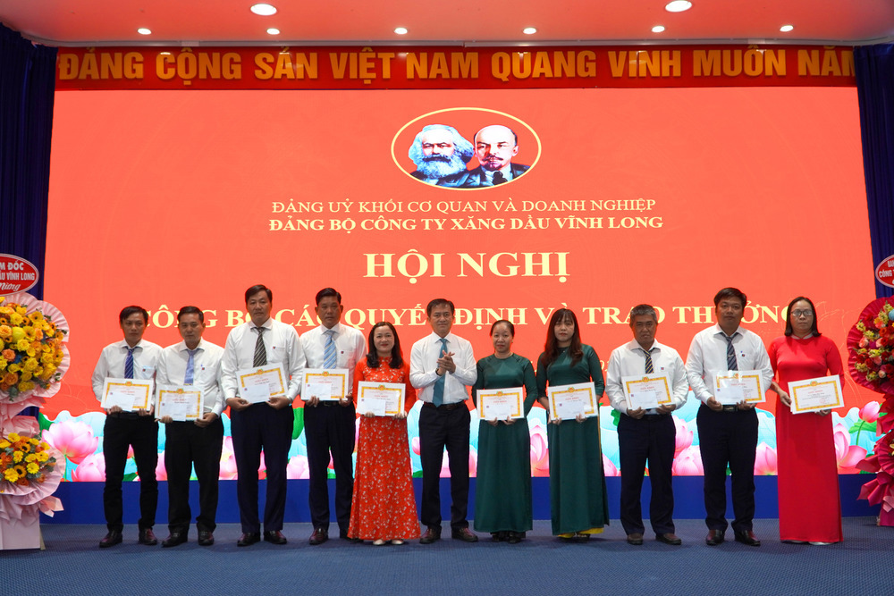 ĐẢNG ỦY CÔNG TY XĂNG DẦU VĨNH LONG TỔ CHỨC HỘI NGHỊ TỔNG KẾT XÂY DỰNG ĐẢNG NĂM 2024 VÀ TRIỂN KHAI PHƯƠNG HƯỚNG, NHIỆM VỤ NĂM 2025