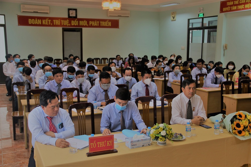 Bí thư Đảng ủy Petrolimex Vĩnh Long Lê Phú Quới nhận huy hiệu 30 năm tuổi Đảng