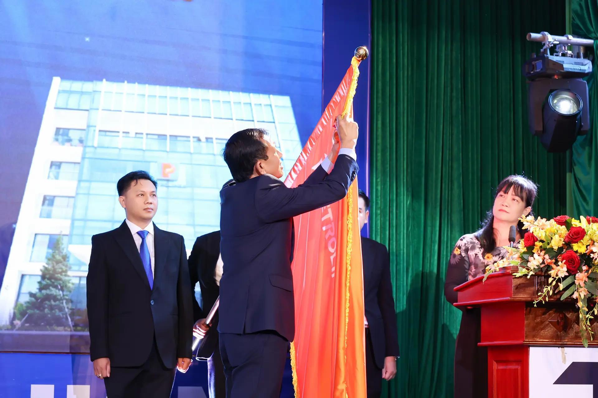 Petrolimex Vĩnh Long tổ chức Lễ kỷ niệm 50 năm thành lập và đón nhận Huân chương Lao động Hạng Nhất