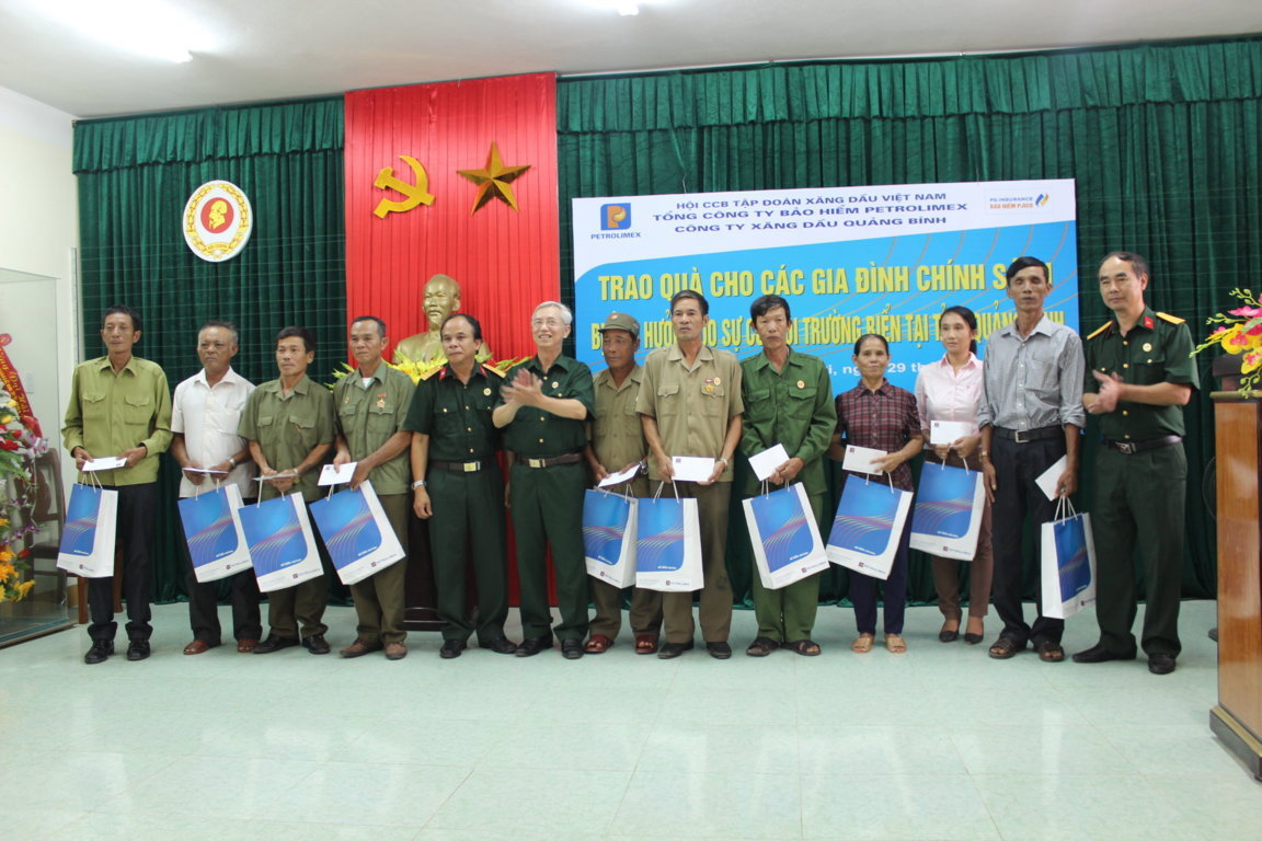 Hội CCB Petrolimex thăm hỏi, trao quà tặng hội viên khó khăn tại Quảng Bình