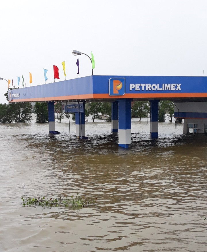 Petrolimex Quảng Bình gồng mình chống lũ