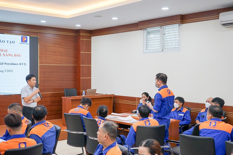 Nearly 900 Gas Station employees received advanced training in "Commercial Civilization"