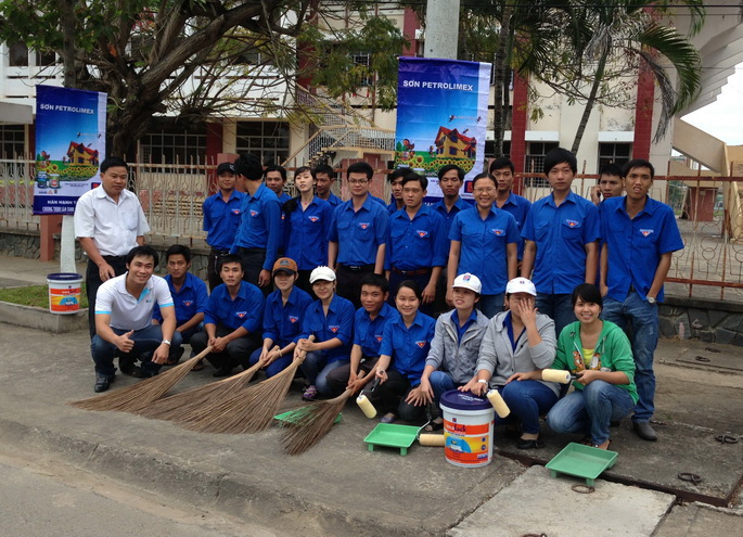 Sơn Petrolimex cùng đoàn viên thanh niên TP. Tân An chỉnh trang đô thị đón xuân 2013