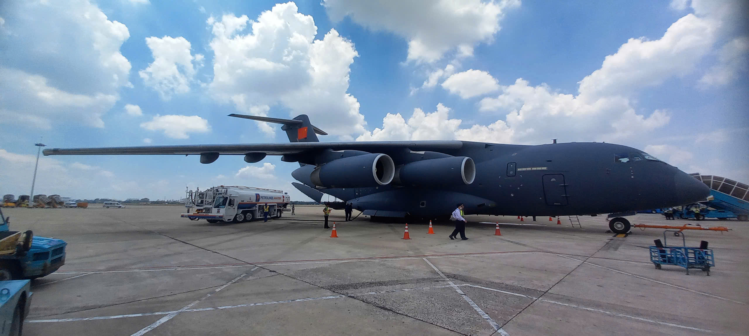 Petrolimex Aviation tra nạp nhiên liệu cho máy bay vận tải quân sự Trung Quốc tham gia diễu binh kỷ niệm 50 năm giải phóng Miền Nam 30/4