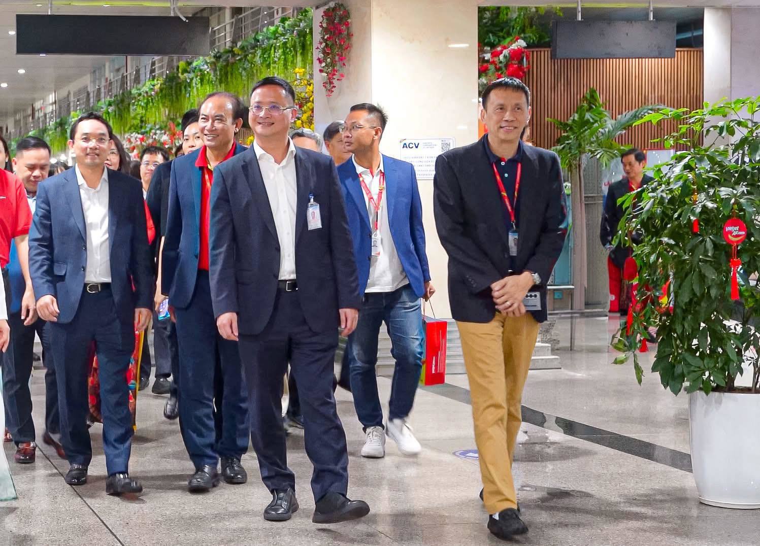 Petrolimex Aviation cùng lãnh đạo Cục Hàng không Việt Nam và lãnh đạo Vietjet thăm, chúc Tết các đơn vị tại Nhà ga T1 Tân Sơn Nhất