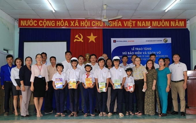 Petrolimex Aviation tặng quà cho học sinh nghèo vượt khó tại Cam Ranh