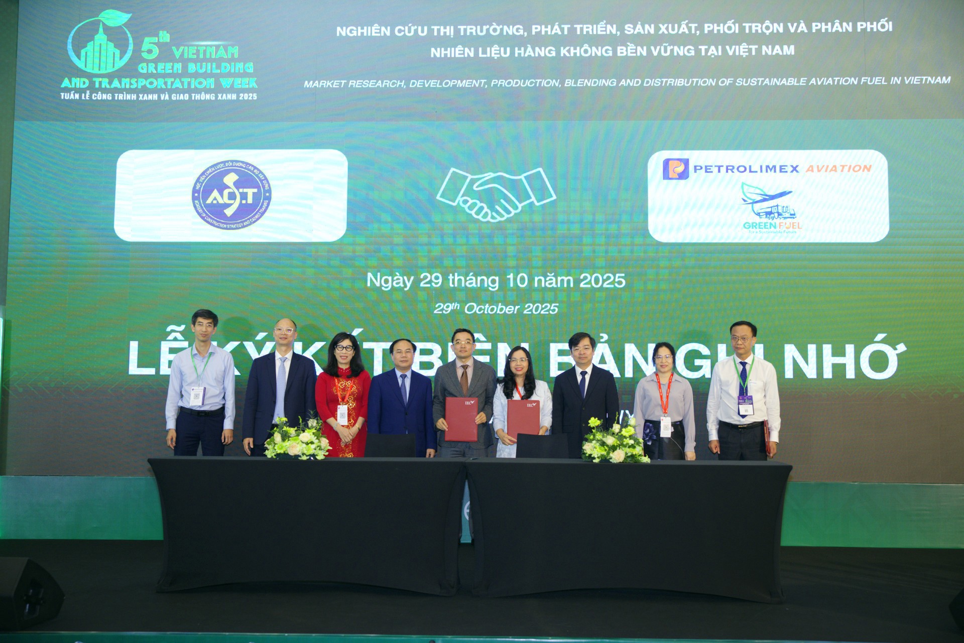 Petrolimex Aviation ký kết Biên bản ghi nhớ với Học viện Chiến lược, Bồi dưỡng cán bộ Bộ Xây dựng tại Tuần lễ giao thông xanh 2025