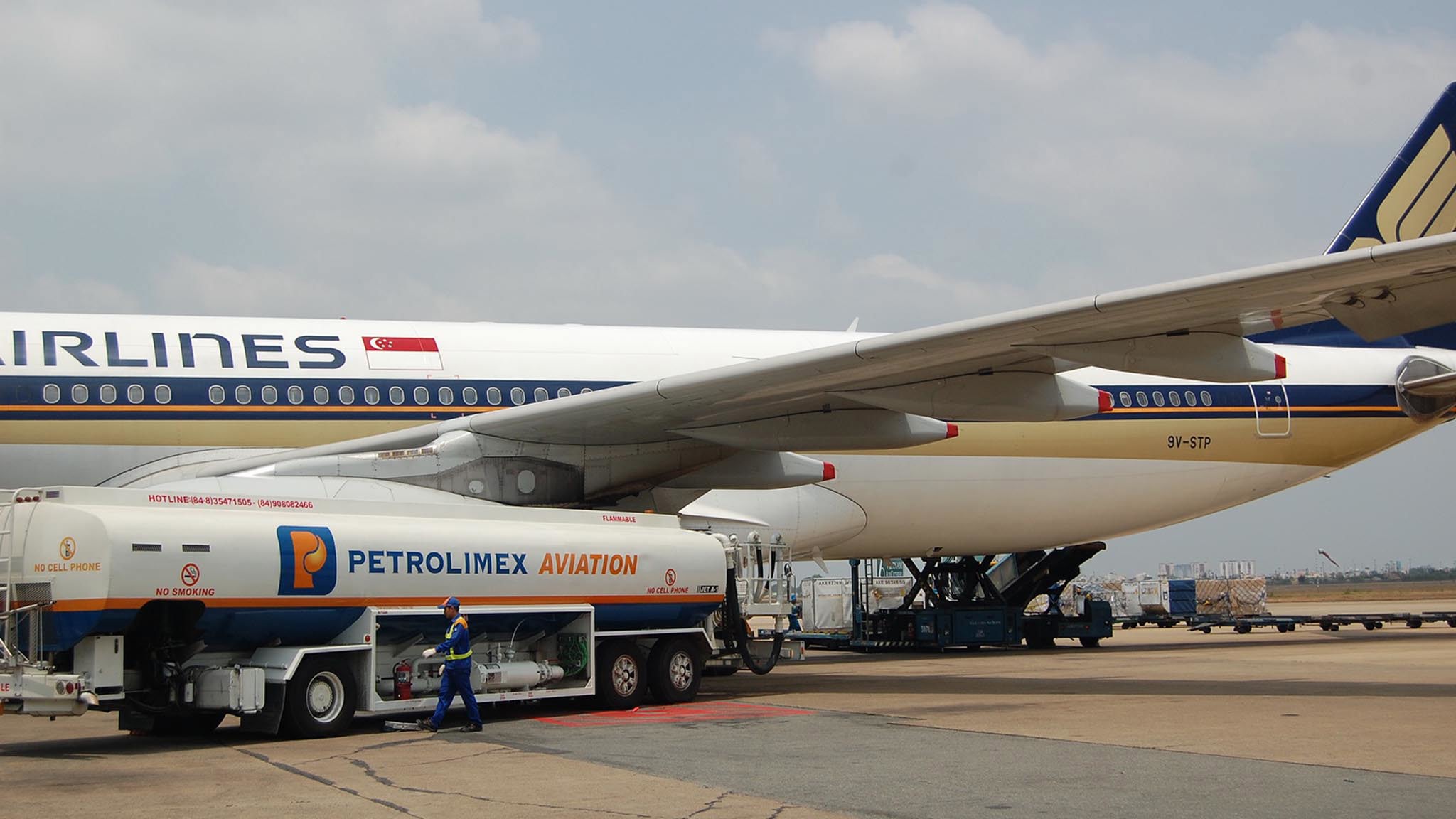 Petrolimex Aviation executes new contract with Singapore Airlines