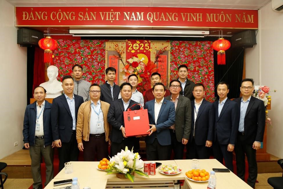 Tin ảnh: Tổng Giám đốc Công ty kiểm tra công tác phục vụ cao điểm Tết Ất Tỵ 2025 tại Chi nhánh tại TPHCM và Chi nhánh tại Nội Bài