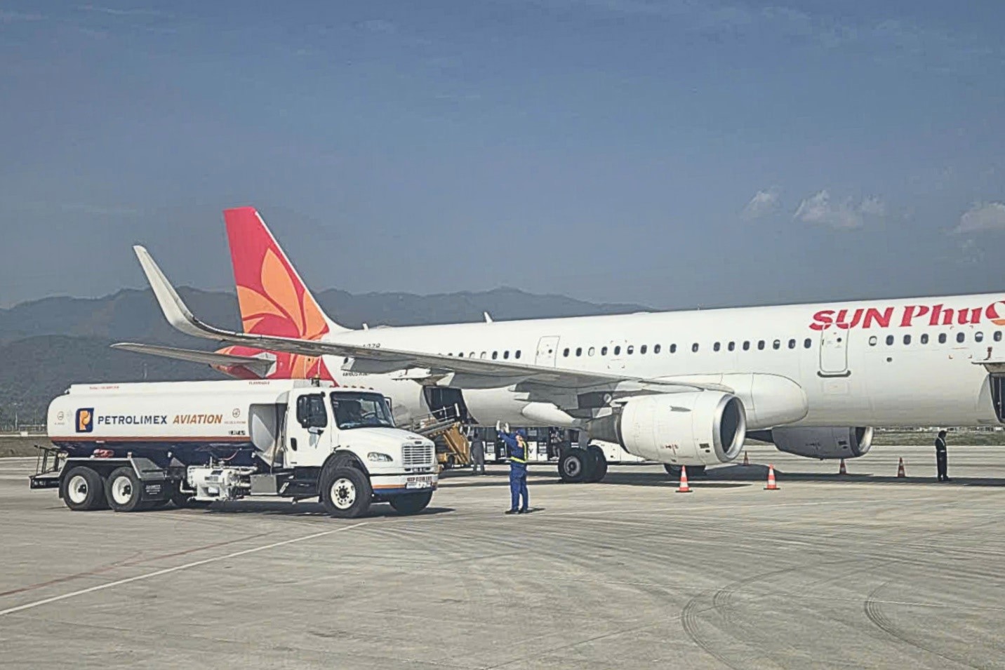 Petrolimex Aviation tra nạp cho chuyến bay Sun PhuQuoc Airways nhân dịp Sun Group khánh thành Trường nội trú Si Pa Phìn và ký kết hợp tác tại Điện Biên