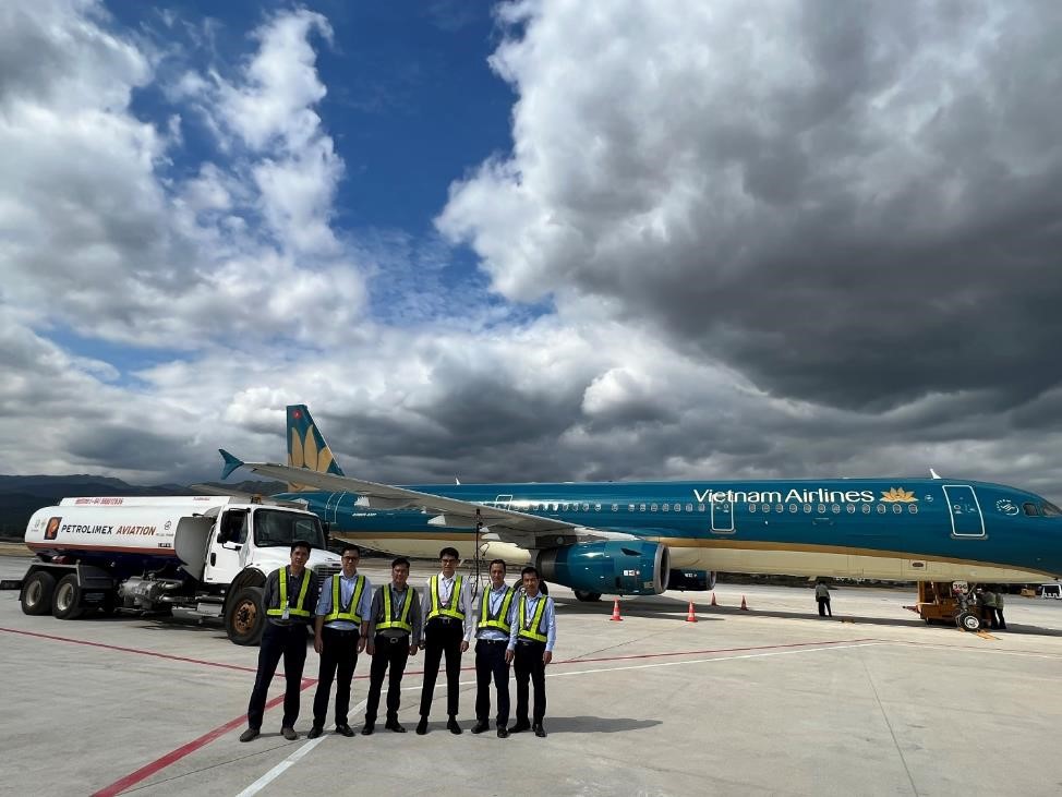 Petrolimex Aviation cung cấp nhiên liệu cho các chuyến bay tại Cảng hàng không Điện Biên trong ngày đầu tiên hoạt động trở lại