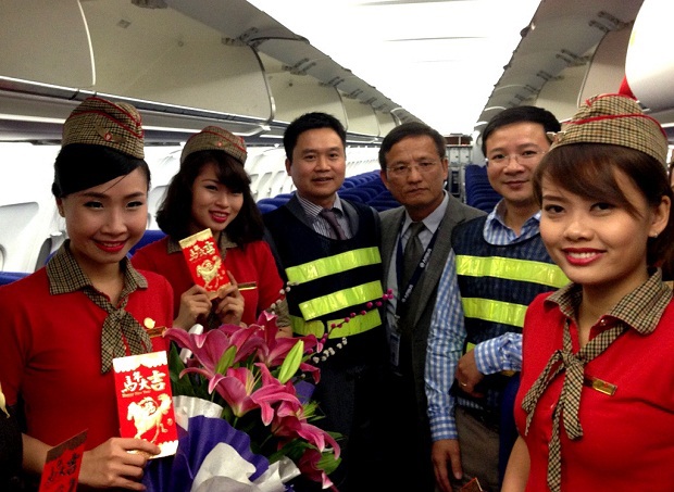 Tổng Giám đốc Phạm Văn Thanh thăm, chúc tết VietJet Air và cán bộ công nhân viên của Công ty tại cảng HKQT Nội Bài trong đêm 30 tết Giáp Ngọ