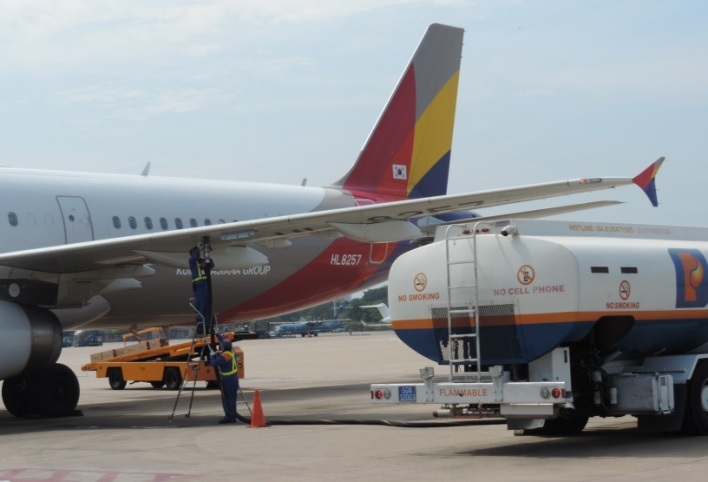 Petrolimex Aviation implements contracts signed with new clients