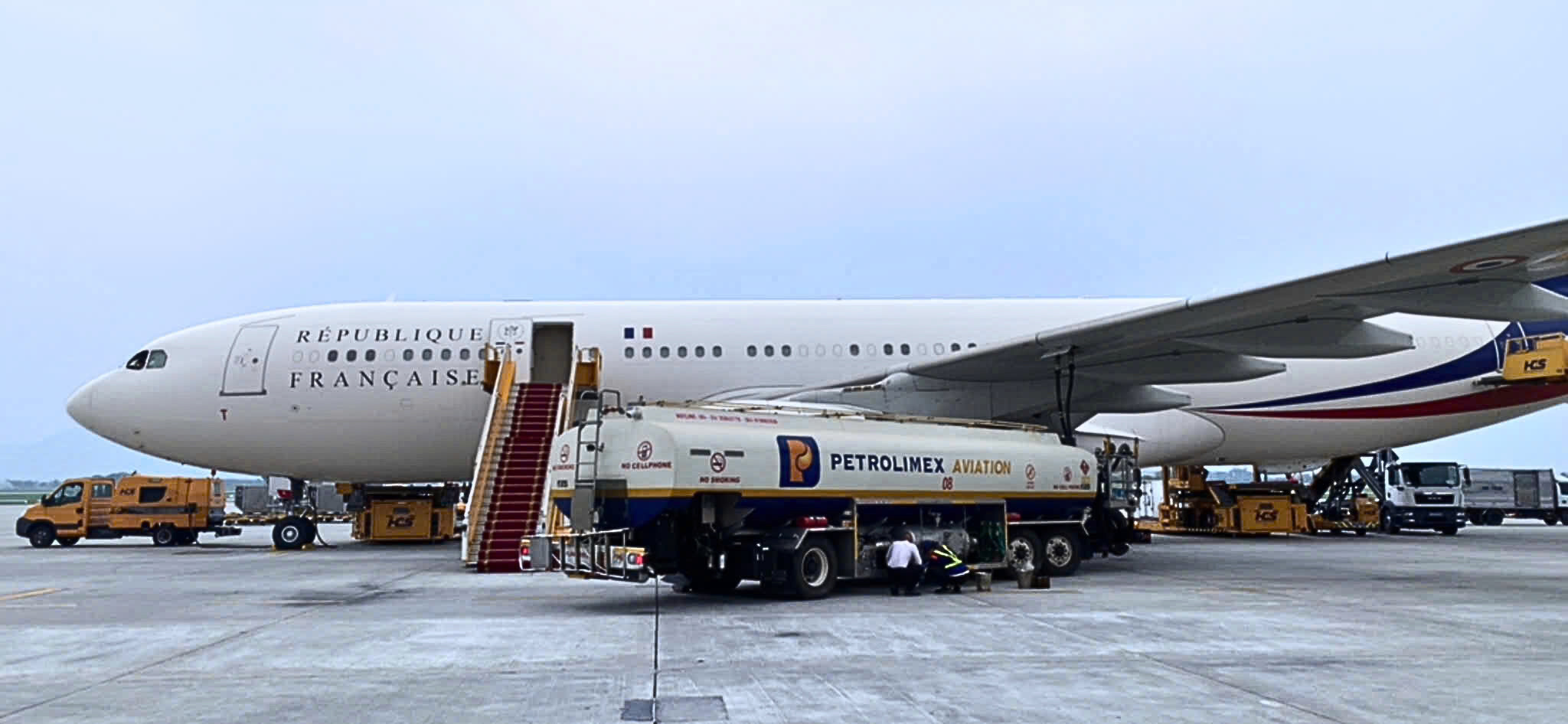 Petrolimex Aviation cung cấp nhiên liệu cho chuyên cơ Tổng thống Pháp Emmanuel Macron thăm Việt Nam