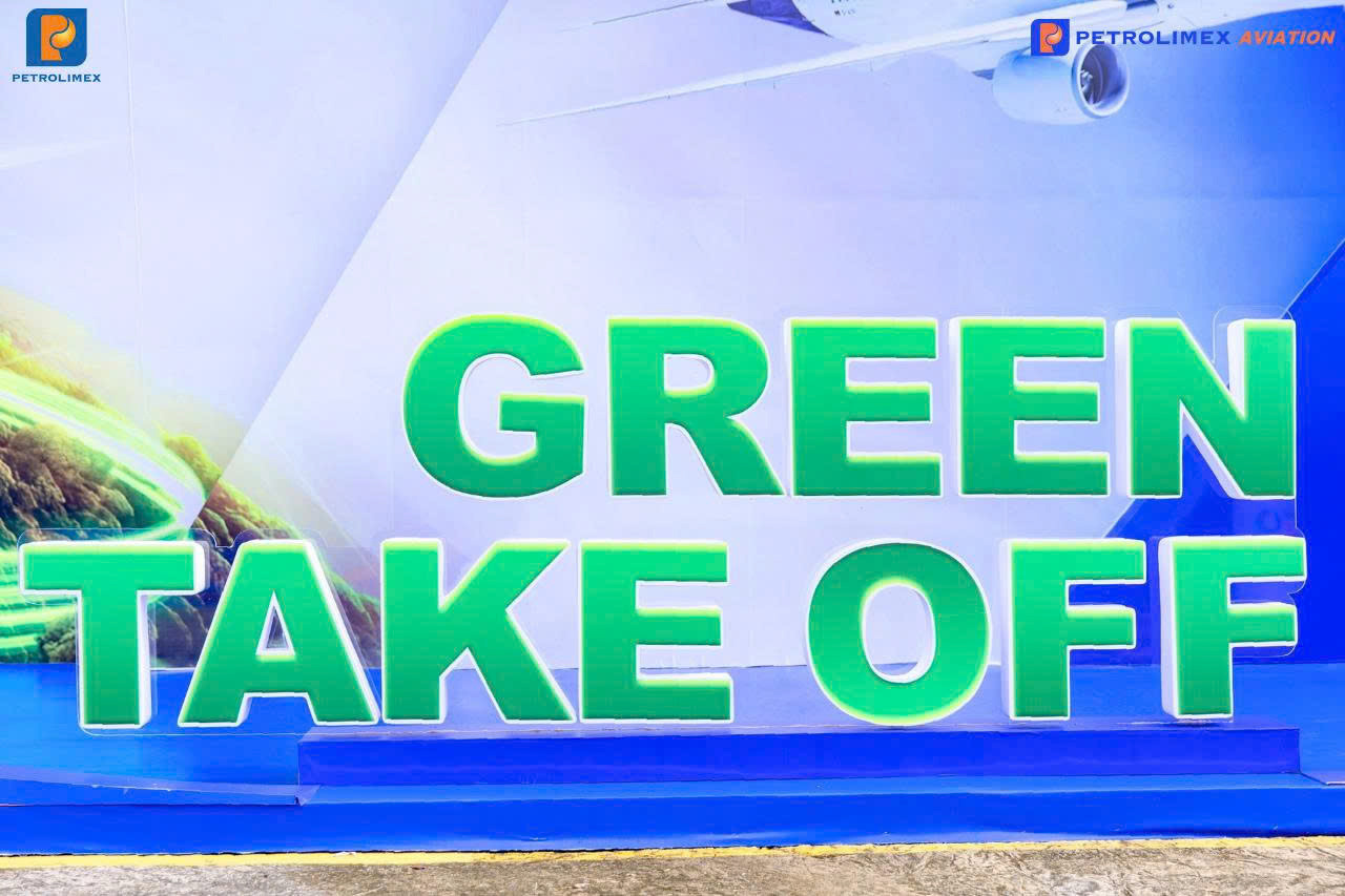 Petrolimex Aviation tự hào phối hợp cùng Tập đoàn Xăng dầu Việt Nam phối trộn sản phẩm Nhiên liệu hàng không bền vững (SAF) thể hiện khát vọng phủ xanh bầu trời Việt