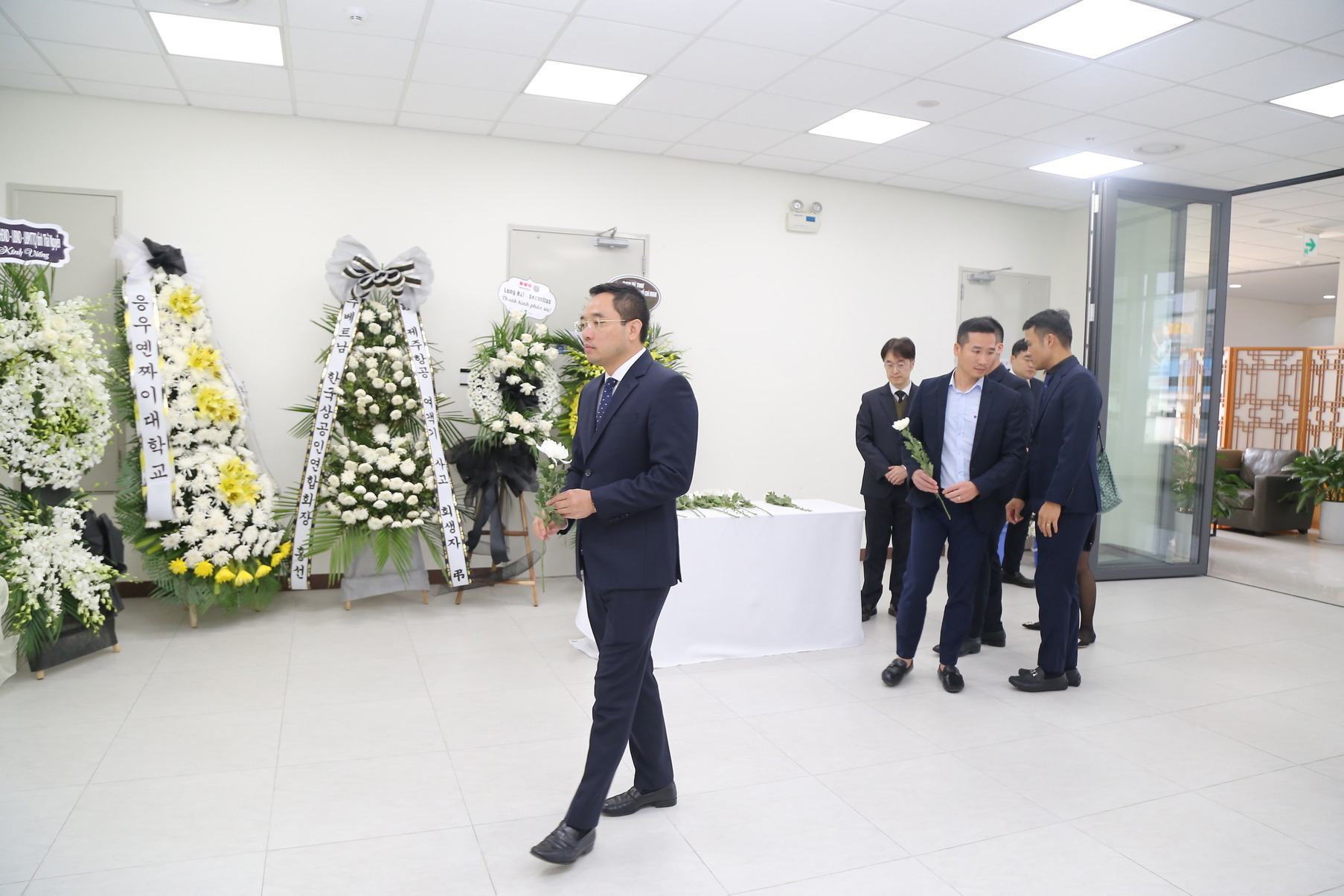 Lãnh đạo Petrolimex Aviation tưởng niệm các nạn nhân trong vụ tai nạn máy bay tại Hàn Quốc