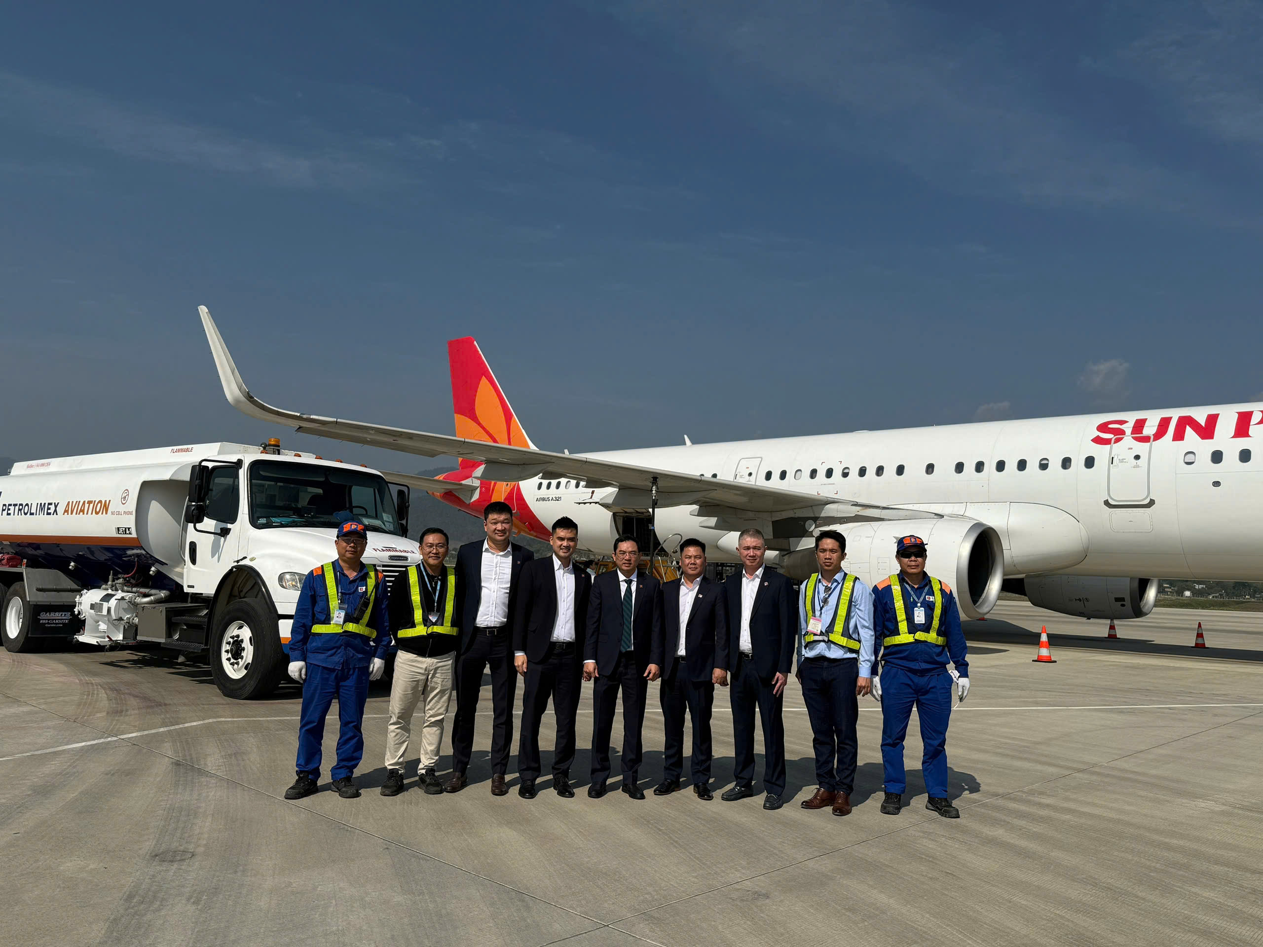 Petrolimex Aviation Refuels Sun PhuQuoc Airways Flight on the Occasion of Sun Group’s Inauguration of Si Pa Phin Boarding School and Cooperation Signing Ceremony in Dien Bien