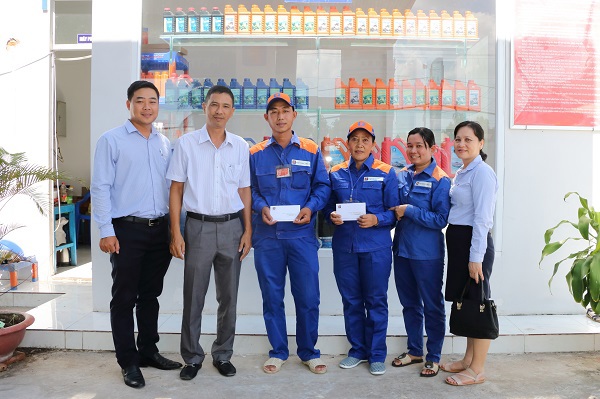Tổ chức thăm hỏi, động viên công nhân lao động có hoàn cảnh khó khăn.