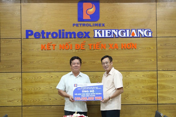Petrolimex Sài Gòn hỗ trợ bệnh nhân nghèo tỉnh Kiên Giang 100 triệu đồng