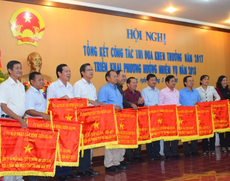 Nhận cờ thi đua năm 2017 do UBND tỉnh Kiên Giang trao tặng
