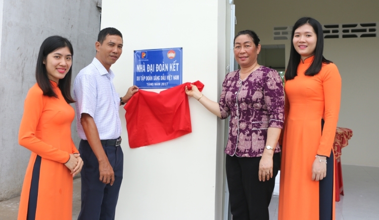 Trao tặng nhà "Đại đoàn kết"
