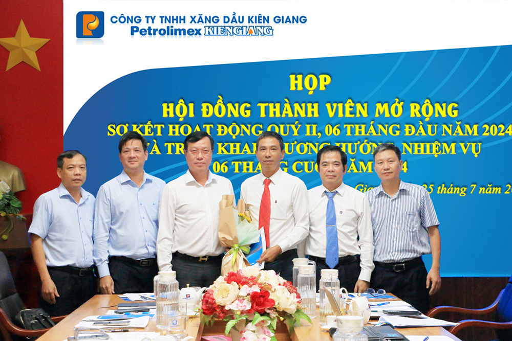 Petrolimex Kiên Giang sơ kết hoạt động sáu tháng đầu năm và triển khai phương hướng, nhiệm vụ sáu tháng cuối năm 2024.