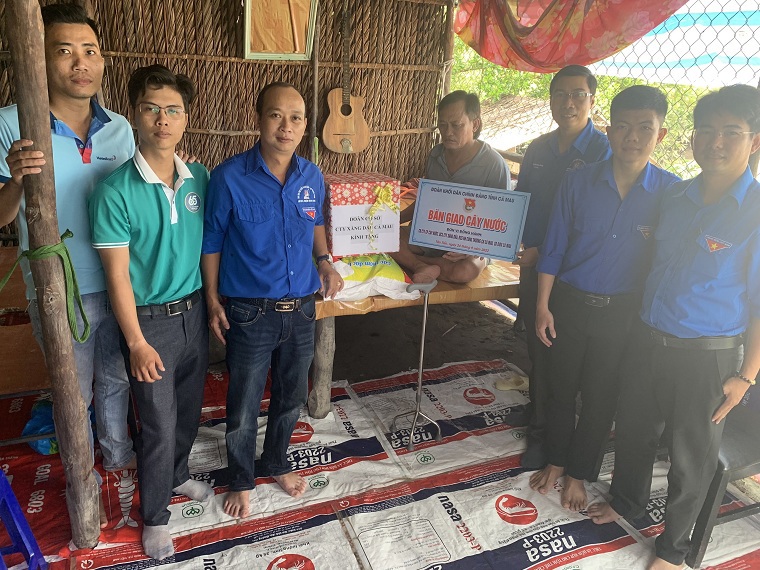 Đoàn Thanh niên Công ty Xăng dầu Cà Mau hỗ trợ cây nước cho gia đình có hoàn cảnh khó khăn