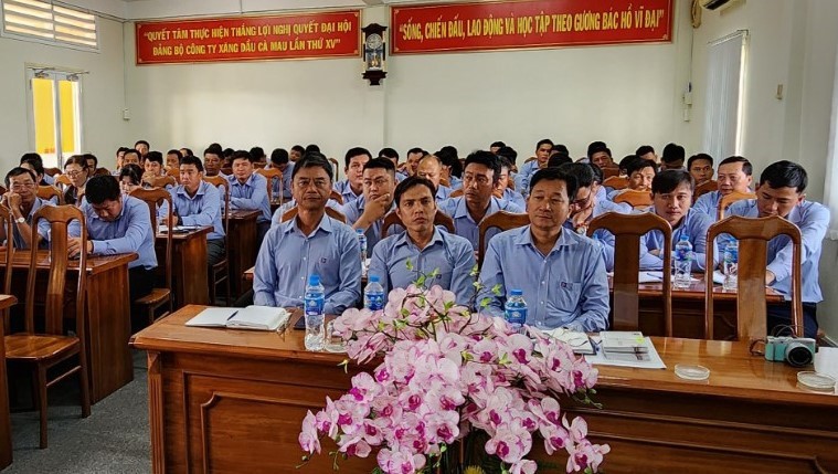 Petrolimex Cà Mau học tập quán triệt và triển khai Nghị quyết Hội nghị Trung ương 8 (Khoá XIII)