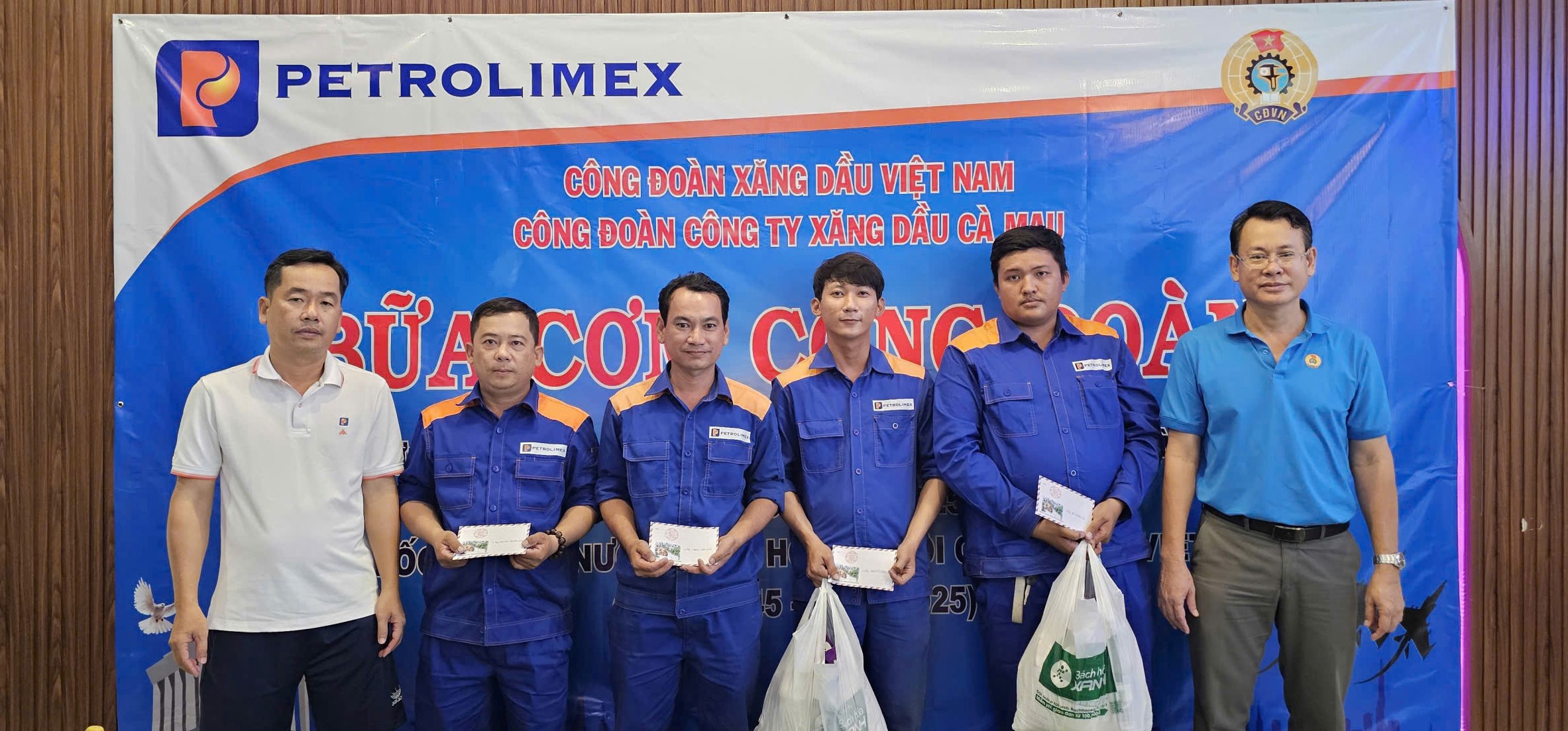 Công đoàn Công ty TNHH MTV Petrolimex Cà Mau tổ chức "Bữa cơm Công đoàn" cho ĐV-NLĐ nhân kỷ niệm 80 năm ngày Quốc khánh 2/9
