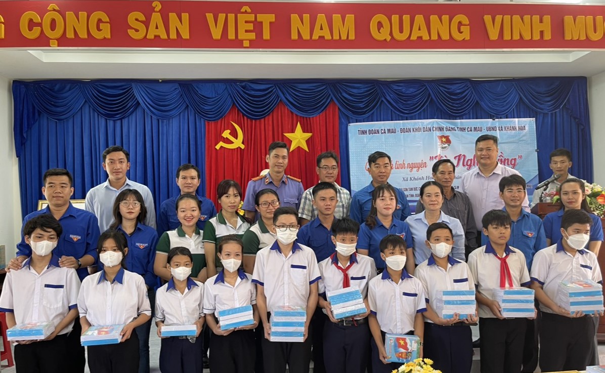 Đoàn Thanh niên Công ty Xăng dầu Cà Mau phối hợp Đoàn Khối Dân Chính Đảng tặng quà cho hộ nghèo và thắp hương tưởng nhớ Cố Thủ Tướng Võ Văn Kiệt