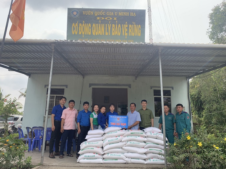 Đoàn Cơ sở Công ty Xăng dầu Cà Mau ủng hộ nhu yếu phẩm hỗ trợ cho lực lượng làm nhiệm vụ bảo vệ rừng